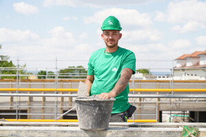 Das Foto zeigt einen Auszubildenden auf der Baustelle. Sein Berufsziel: Beton- und Stahlbetonbauer.