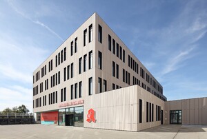 Das Bild zeigt das Ärztezentrum am Klinikum in Biberach. Kurz AZK genannt. Im Erdgeschoss befindet sich eine Apotheke. Der Fotograf hat die Aufname so gestaltet, das die Ecke des Gebäudes das Bild teilt und die Seiten nach hinten laufen. Eine interessante Perspektive entsteht.