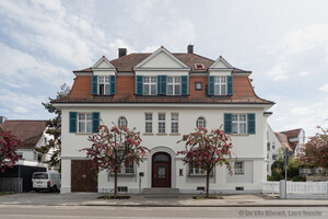 Auf dem Bild sieht man die dreigeschossige historische Villa, von der Straße aus
