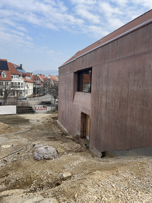 Das Bild zeigt eine Seitenwand der Turnhalle von Außen