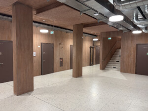 Das Bild zeigt einen Flur ind er Turnhalle