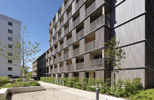 Ansicht auf die Wohnanlage Schillerstraße Neu‑Ulm mit Begrünung