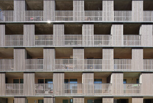 Architekturdetail der Fassade mit den Balkonen
