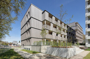 Holzfassade des Mehrfamilienhauses NUWOG Schillerstraße Neu‑Ulm