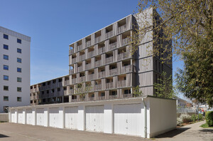 Holzfassade des Mehrfamilienhauses NUWOG Schillerstraße Neu‑Ulm