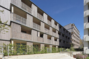 Holzfassade des Mehrfamilienhauses NUWOG Schillerstraße Neu‑Ulm