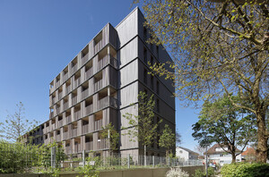 Außenansicht des gesamten Gebäudes mit 7 Stockwerken