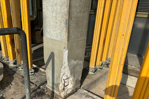 Auf dem Bild sieht eine der maroden Stützen, an einem Eck ist der Beton entfernt, so dass die Unterkonstruktion zu sehen ist