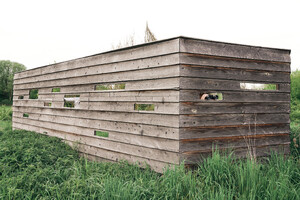 Auf dem Bild sieht man einen rechtwinkligen Sichtuschutz aus Holz von außen mit Sehschlitzen