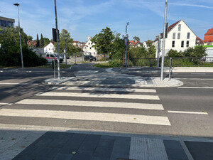 Auf dem Bild sieht man einen Zebrastreifen an einer Brücke