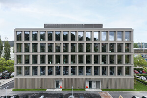 Auf dem bild sieht man eine frontale Ansicht des Voith Verwaltungsgebäudes, 5 Stockwerke, Holzfassade, viele Fenster