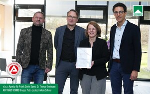 Das Foto zeigt die Verleihung des Zertifikates für Ausbildungs- und Nachwuchsförderung. Insgesamt zeigt das Foto vier Personen: Herrn Dr. Denkmann, Herrn Spens, Frau Locher und Herrn Schmid