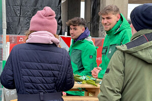 Das Foto zeigt MATTHÄUS SCHMID Auszubildende, die den Challenge-Stand 