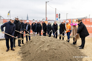 Das Foto zeigt den Spatenstich zum  Infrastrukturprojekt Erneuerung B10