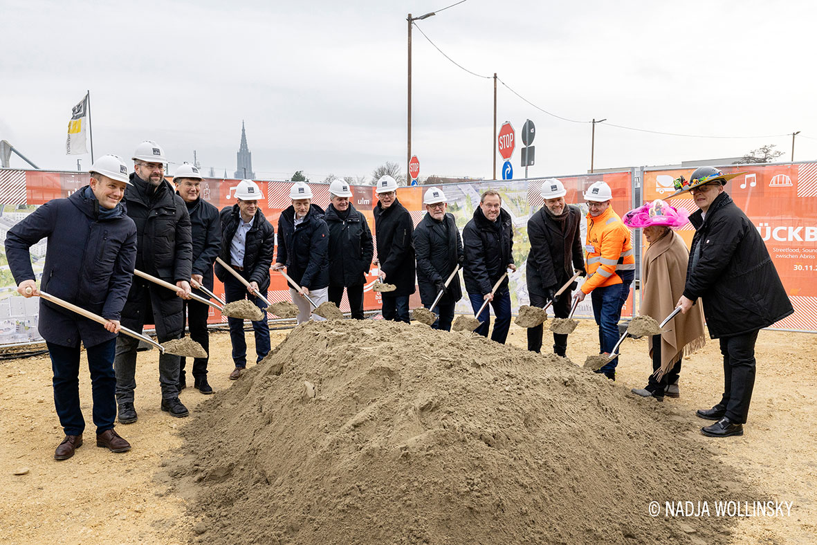 Das Foto zeigt den Spatenstich zum  Infrastrukturprojekt Erneuerung B10