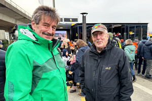Das Foto zeigt einen Mitarbeitenden des Bauunternehmens Matthäus Schmid mit einem Ulmer Bürger im Gespräch.