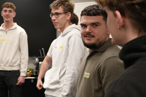 Das Foto zeigt Schmid Auszubildende bei einer Workshopübung. Sie stehen im Kreis und üben selbstsicheres Sprechen.