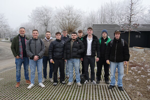 Das Bild zeigt die Gruppe der Auszubildenden, die beim Workshop bei SCHMID dabei waren.