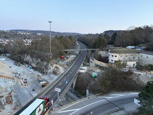 Auf dem Foto sieht man den nördlichen Teil der Wallstraßenbrücke mit den zwei Fußgängerbrücken am Alten Fritz