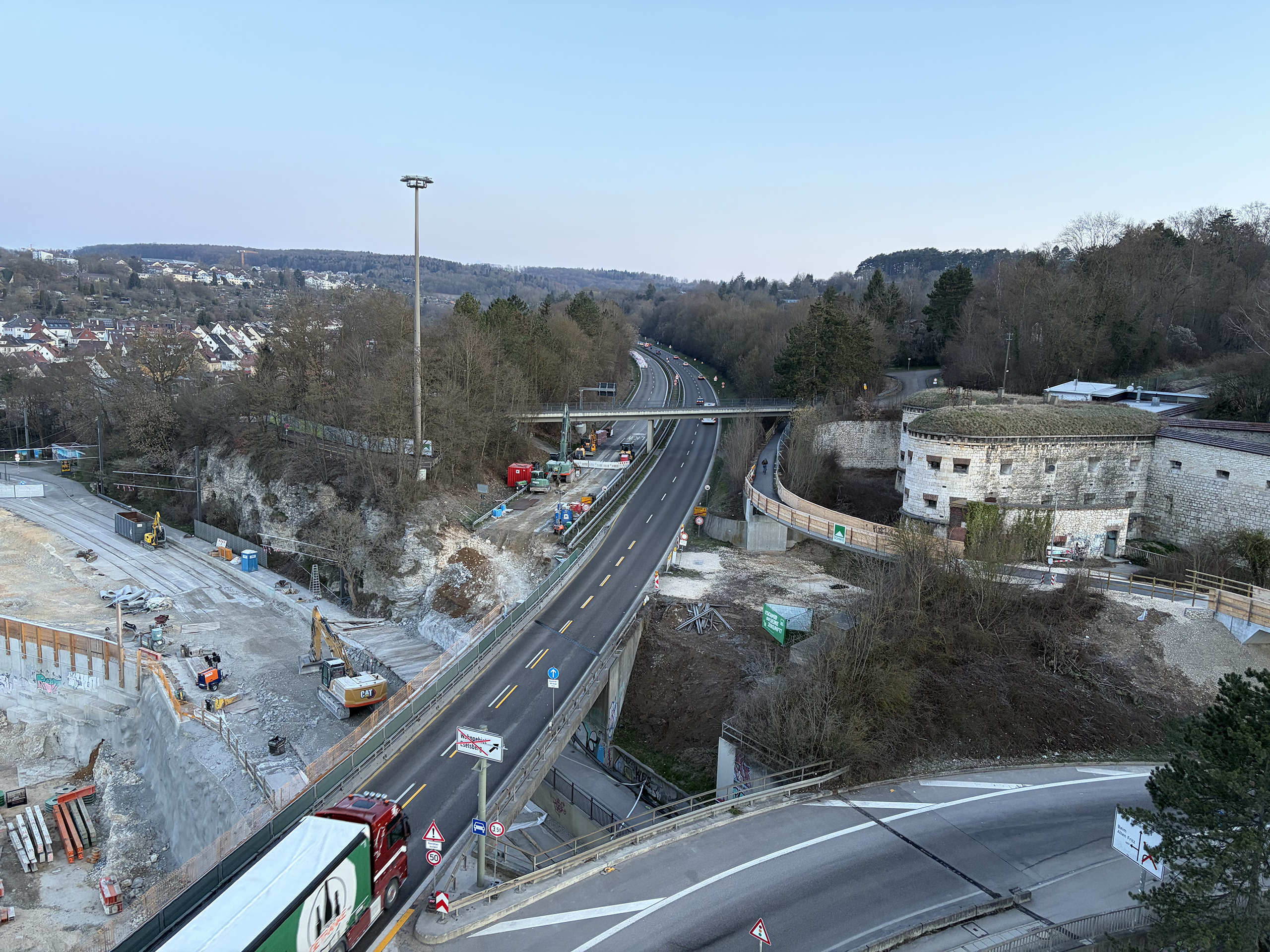 Auf dem Foto sieht man den n&ouml;rdlichen Teil der Wallstra&szlig;enbr&uuml;cke mit den zwei Fu&szlig;g&auml;ngerbr&uuml;cken am Alten Fritz