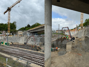 Auf dem Foto sieht man Teile der alten, abgerissenen Brücke und den beginnenden Bau der neuen Pfeiler