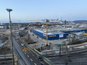 Auf dem Foto sieht man den Teil der Wallstraßenbrücke, der noch befahrbar ist, im Hintergrund das Ikea-Gelände