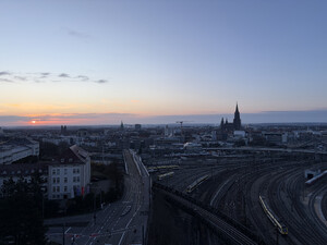 Auf dem Bild sieht man die Wallstraßenbrücke im Sonnenaufgang, im Hintergrund das Ulmer Münster