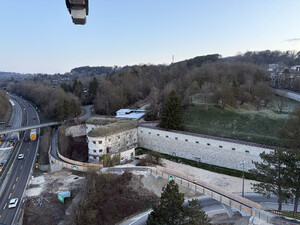 Auf dem Foto sieht man die Festungsmauern am alten Fritz mit der neuen Fußgängerbrücke, die von SCHMID gebaut wurde