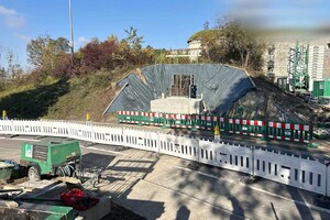 Das Foto zeigt im Hintergrund die alte Festungsanlage von Ulm. Im Vordergrund sieht man die Baustelle für die neue Fußgänger- und Radfahrbrücke.