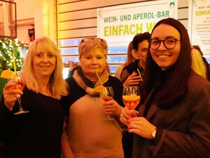 Das Foto zeigt drei Mitarbeiterinnen aus der Schmid Buchhaltung. Sie halten ein Glas in der Hand und lächeln in die Kamera.