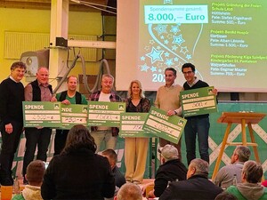 Das Foto zeigt die Paten mit überdimensionalen Schecks in Händen. Die Paten stehen für jeweils ein soziales Projekt in der Region, das sie im Vorfeld der Schmid Weihnachtsfeier vorgeschlagen haben. SCHMID unterstützt diese Projekte mit gesamt 8000 Euro.