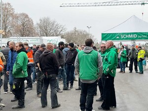 Das Foto zeigt viele Schmid Mitarbeitende auf dem Schmid Weihnachtsmarkt. Sie stehen in Gruppen zusammen und unterhalten sich.