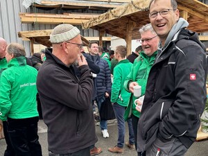 Das Foto zeigt eine Gruppe von Schmid Mitarbeitern auf dem Schmid Weihnachtsmarkt 2025