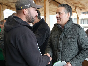 Christian Schmid wünscht auf dem Schmid Weihnachtsmarkt einem Mitarbeitenden frohe Weihnachten