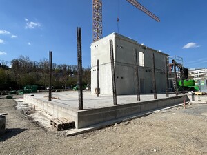 Das Foto zeigt das Bürogebäude der VOITH Group in der Rohbauphase. Es sind die Bodenplatte und die ersten zwei Stockwerke des Treppenhauses zu sehen. Ein Kran steht im Hintergrund.