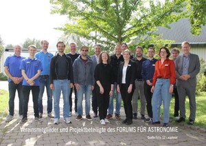 Das Bild zeigt ein Gruppenbild. Versammelt haben sich Vereinsmitglieder der Volkssternwarte Laupheim e.V. und die Projektbeteiligten