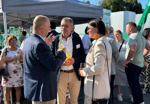Das Foto zeigt Gäste der Jahresbegegnung der Handwerkskammer Ulm 2026 auf dem Betriebsgelände des Bauunternehmens Matthäus Schmid