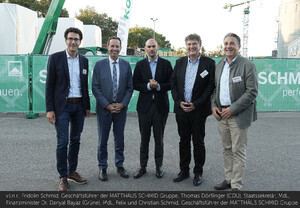 Das Foto zeigt ein Gruppenbild mit den drei Geschäftsführern der MATTHÄUS SCHMID Gruppe und den Politikern Thomas Dörflinger und Dr. Danyal Bayaz