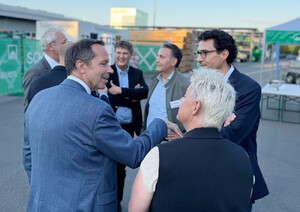 Das Foto zeigt eine Gesprächszene mit sieben Menschen: drei Geschäftsführer des Bauunternehmens Matthäus Schmid, Katja Maier, Thomas Dörflinger, Danyal Bayaz und Dr. Tobias Mehlich