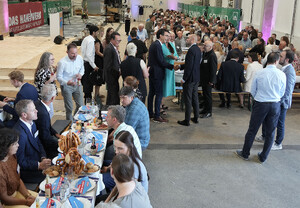 Das Foto zeigt ein Begrüßungsszene der Jahresbegegnung der Handwerkskammer Ulm 2026 in der Zimmereihalle der MATTHÄUS SCHMID Gruppe