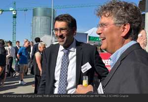 Das Foto zeigt den Bundestagabgeordneten Wolfgang Dahler und Felix Schmid, Geschäftsführer der MATTHÄUS SCHMID Gruppe in Baltringen