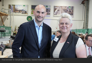 Das Bild zeigt den Finanzminister Dr. Danyal Bayaz (Grüne) und Katja Maier, die Präsidentin der Handwerkskammer Ulm
