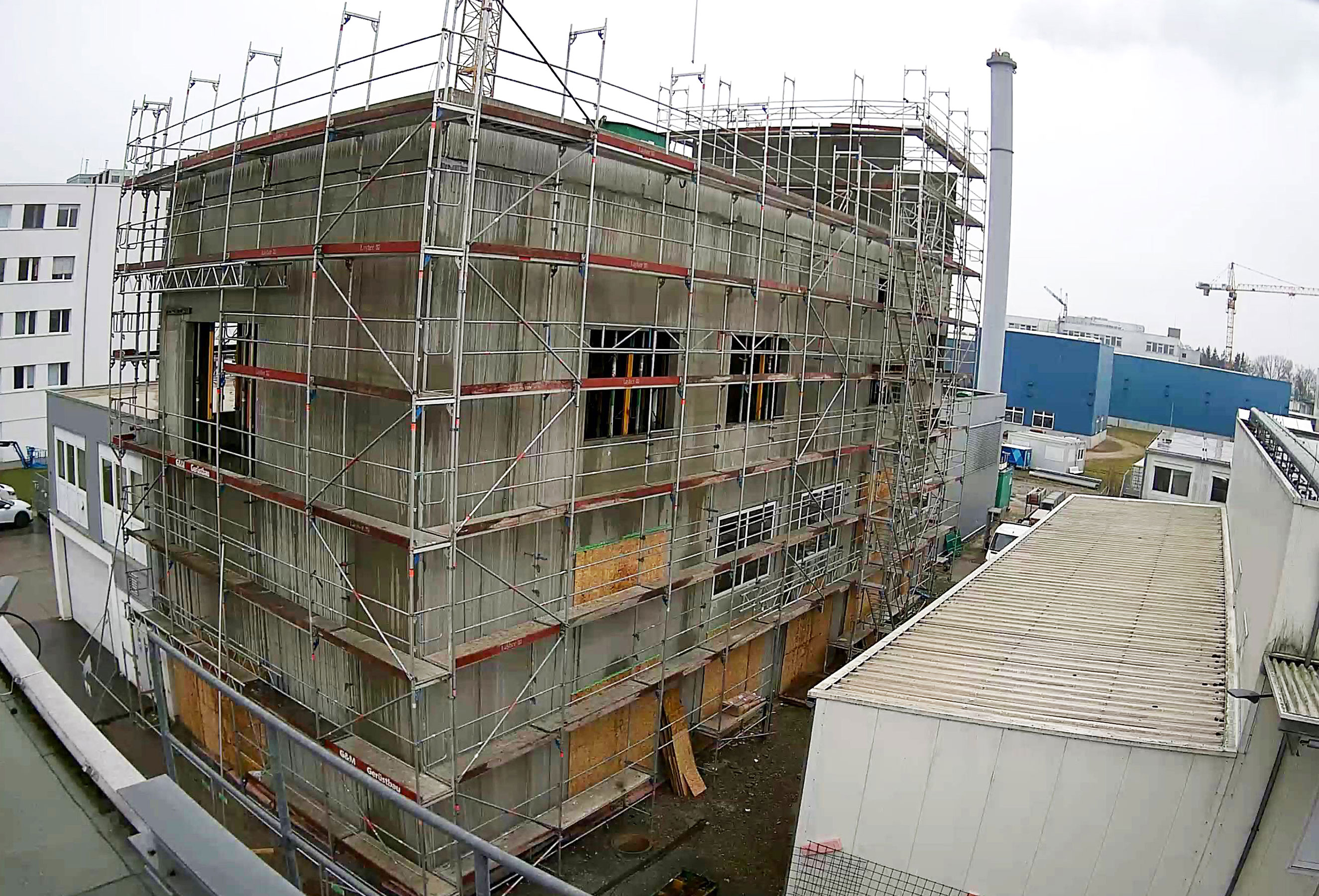 Das Foto zeigt den Rohbau eines dreigeschossigen und unterkellerten Geb&auml;udes. Es wird zur Unterbringung einer Dampferzeugungsanlage dienen.