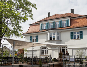 Das Foto zeigt die ehemalige Kavo-Villa in Biberach von der Rückseite. Im Vordergrund ist die neue Terrasse des Restaurants 