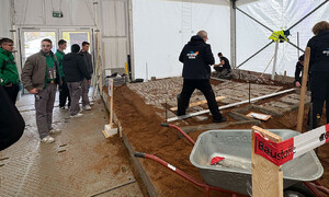 Das Foto zeigt die SCHMID Auszubildenden in der Halle der Pflasterleger beim Wettbewerb Deutsche Meisterschaft der Bauhandwerke