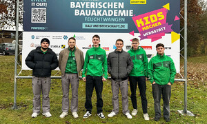 Das Foto zeigt sechs SCHMID Auszubildende vor einem Werbebanner des Zentralverband Deutsches Baugewerbe (ZDB)