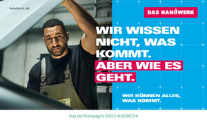 Kampagnenmotiv von „DAS HANDWERK“ mit einer Person in Arbeitskleidung in einer Werkstatt oder Produktionsumgebung. Daneben steht der Slogan „Wir wissen nicht, was kommt. Aber wie es geht.“ Das Motiv wirbt für Kompetenz, Innovationskraft und Zukunftsgestaltung im Handwerk.
