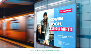 Werbeplakat der Kampagne „DAS HANDWERK“ in einer U-Bahn-Station. Auf dem Plakat ist eine Person mit einem Werkzeug zu sehen. Der Slogan lautet: „Komm doch, Zukunft!“ und wirbt für Ausbildungs- und Karrieremöglichkeiten im Handwerk.