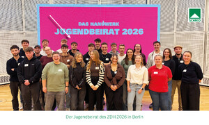 Gruppenfoto der Mitglieder des Jugendbeirats des Zentralverbands des Deutschen Handwerks (ZDH) 2026 vor einer großen pinkfarbenen Veranstaltungswand mit der Aufschrift „Das Handwerk Jugendbeirat 2026“. Die Aufnahme entstand beim Treffen des Jugendbeirats in Berlin.