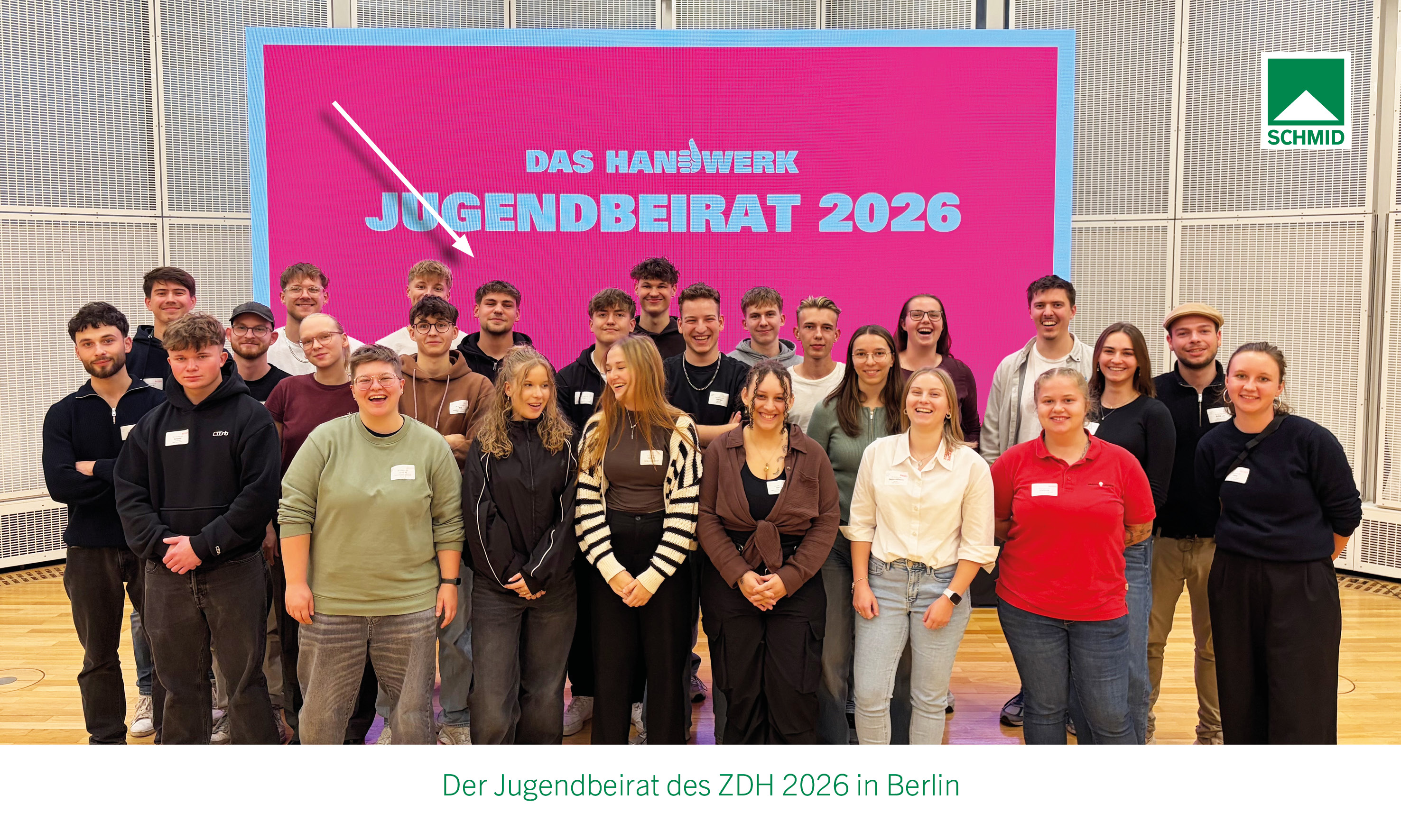 Gruppenfoto der Mitglieder des Jugendbeirats des Zentralverbands des Deutschen Handwerks (ZDH) 2026 vor einer gro&szlig;en pinkfarbenen Veranstaltungswand mit der Aufschrift &bdquo;Das Handwerk Jugendbeirat 2026&ldquo;. Die Aufnahme entstand beim Treffen des Jugendbeirats in Berlin.